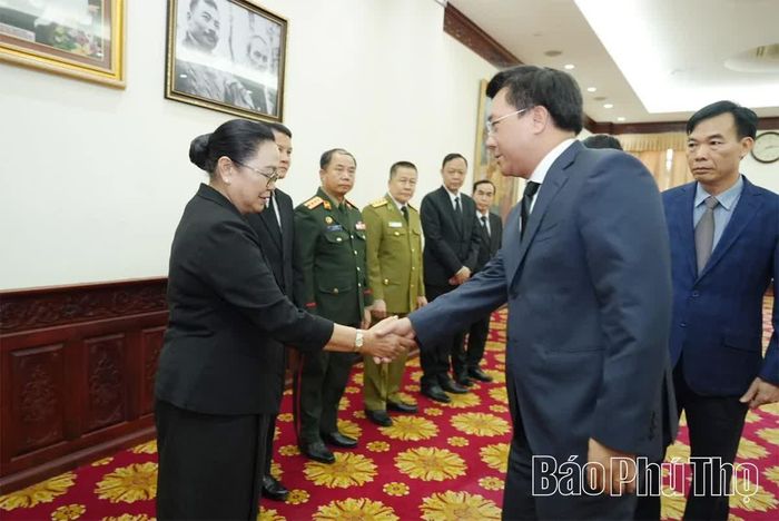 Đồng chí Chủ tịch UBND tỉnh Trần Duy Đông chia buồn với cán bộ Đại sứ quán Lào tại Việt Nam.