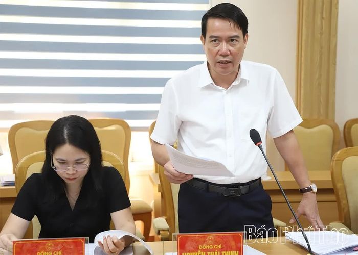 Đồng chí Trưởng Ban Kinh tế - Ngân sách HĐND tỉnh Nguyễn Thái Thịnh báo cáo kết quả thẩm tra các báo cáo, tờ trình tại phiên họp.