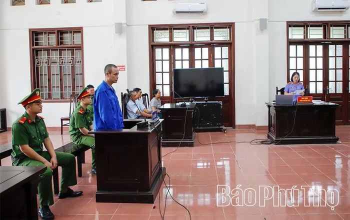 Đại diện Viện kiểm sát nhân dân tỉnh đọc cáo trạng truy tố bị cáo tại phiên tòa.