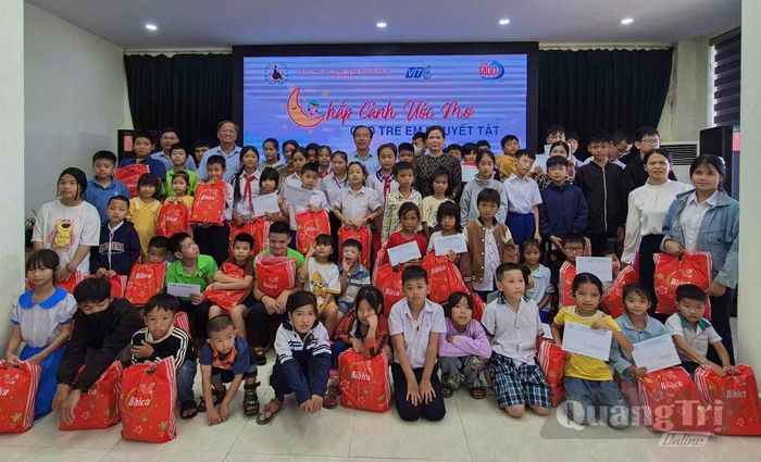 Từ sự kết nối của Hội Người khuyết tật, nạn nhân da cam, bảo trợ người khuyết tật và bảo vệ quyền trẻ em tỉnh, nhiều trẻ khuyết tật, nạn nhân da cam được tiếp sức - Ảnh: Q.H