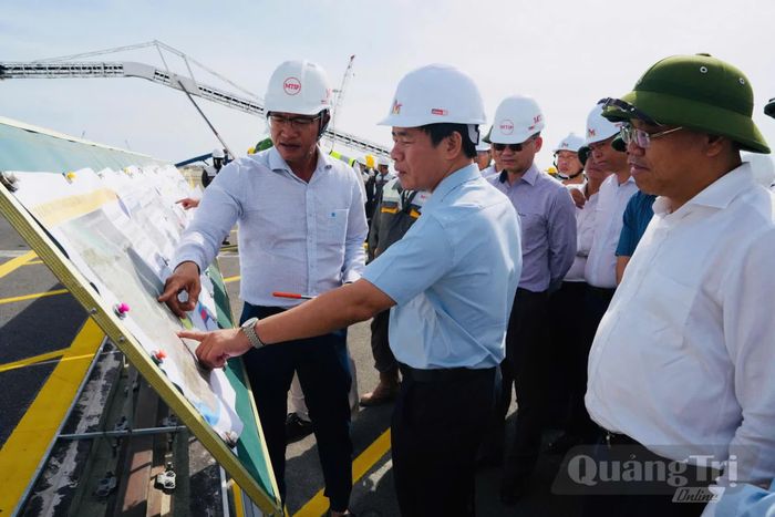 Đồng chí Nguyễn Văn Phương, Bí thư Tỉnh ủy khảo sát tình hình thực hiện dự án Khu bến cảng Mỹ Thủy - Ảnh: Mỹ Nhị