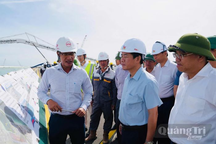 Đại diện chủ đầu tư báo cáo với đồng chí Nguyễn Văn Phương, Bí thư Tỉnh ủy và đoàn công tác về tiến độ thi công Khu bến cảng Mỹ Thủy - Ảnh: Mỹ Nhị