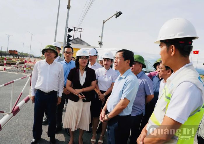Đồng chí Nguyễn Văn Phương, Bí thư Tỉnh ủy kiểm tra tại nút giao đường sắt, Quốc lộ 1 với Khu công nghiệp quốc tế Quảng Trị - Ảnh: Mỹ Nhị