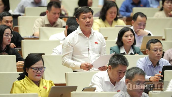 Đồng chí Nguyễn Khánh Vũ, Bí thư Đảng ủy, Chủ tịch HĐND phường Quảng Trị thảo luận tại hội trường - Ảnh: N.M