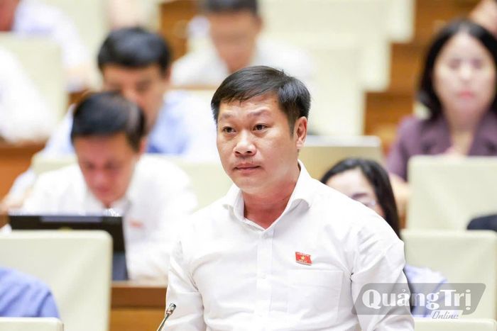 Đồng chí Nguyễn Khánh Vũ, Bí thư Đảng ủy, Chủ tịch HĐND phường Quảng Trị phát biểu tại hội trường - Ảnh: N.M