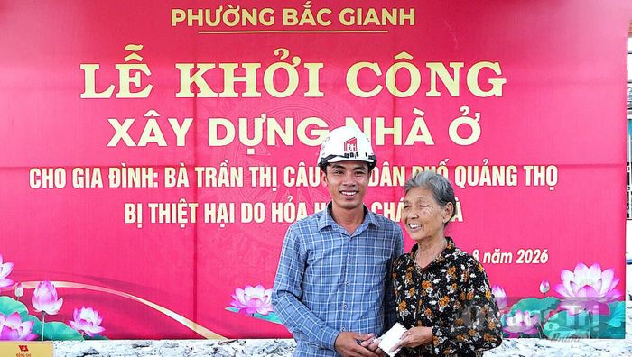 Các tổ chức, cá nhân hảo tâm trao hỗ trợ cho gia đình bà Trần Thị Câu - Ảnh: N.M