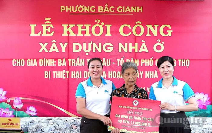 Ban Bhấp hành Chi hội Phụ nữ tổ dân phố Quảng Thọ trao biển hỗ trợ cho gia đình bà Trần Thị Câu - Ảnh: N.M