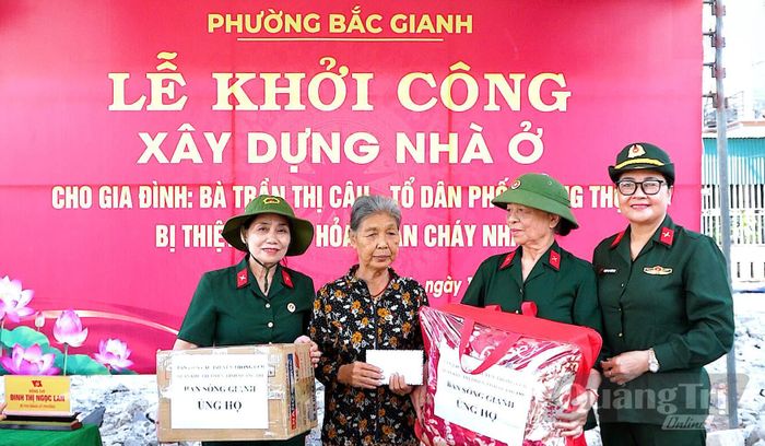 Đại diện các tổ chức đoàn thể, đơn vị trao hỗ trợ cho gia đình bà Trần Thị Câu - Ảnh: N.M