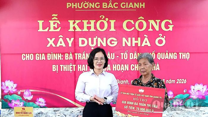 Thừa ủy quyền của Ủy ban MTTQ Việt Nam tỉnh, lãnh đạo phường Bắc Gianh trao kinh phí xây nhà cho bà Trần Thị Câu - Ảnh: N.M
