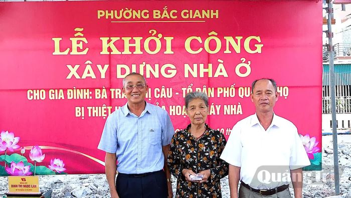 Các tổ chức, cá nhân hảo tâm trao hỗ trợ cho gia đình bà Trần Thị Câu - Ảnh: N.M