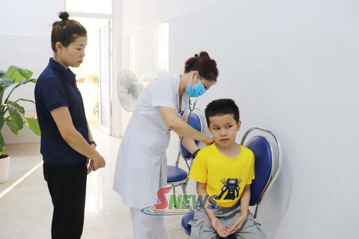 Bác sĩ Trung tâm Pháp Y - Giám định Y khoa tỉnh khám cho bệnh nhân.