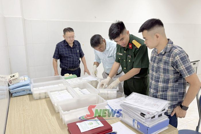 Cán bộ Trung tâm Pháp Y - Giám định Y khoa tỉnh phối hợp thực hiện bảo quản mẫu sinh phẩm phục vụ giám định ADN.Ảnh: Trung tâm Pháp y - Giám định Y khoa tỉnh.