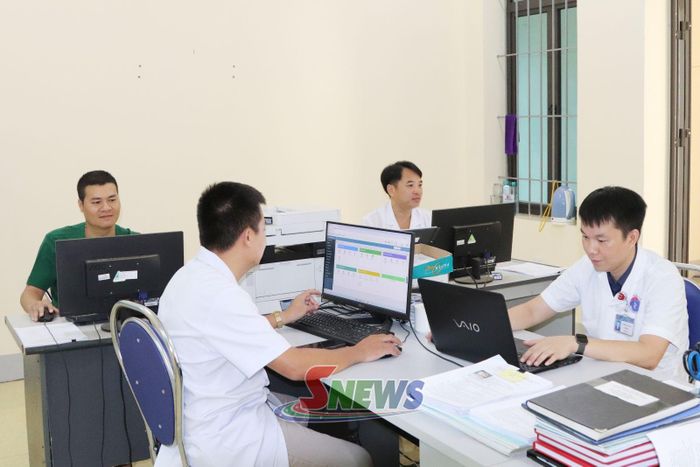 Cán bộ Trung tâm Pháp y - Giám định y khoa ứng dụng công nghệ thông tin trong thực hiện nghiệp vụ.