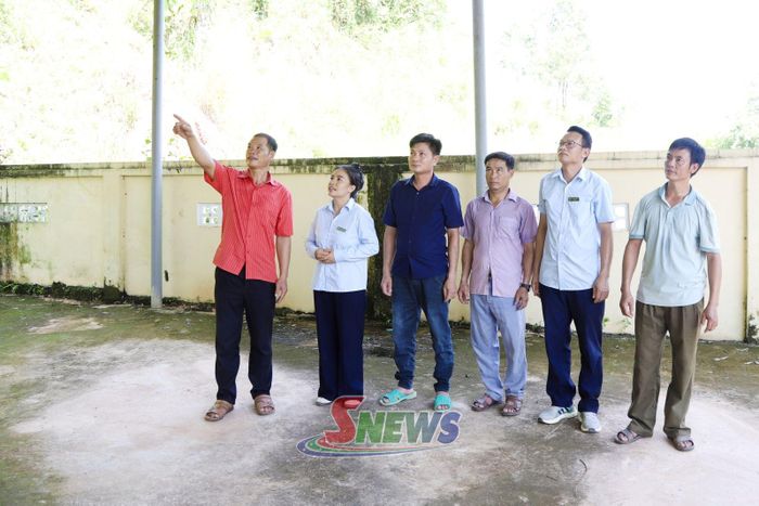 Cán bộ Chi nhánh khu vực VI, Quỹ Bảo vệ và Phát triển rừng tỉnh kiểm tra việc sử dụng nguồn Quỹ chi trả DVMTR tại bản Huổi Ná, xã Quỳnh Nhai.
