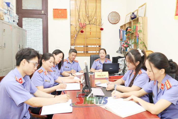 Kiểm sát viên trung cấp Hoàng Thị Hoa (ngồi giữa) tại cuộc họp triển khai nhiệm vụ công tác của đơn vị.
