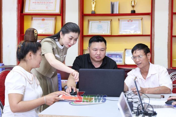 Lãnh đạo xã Muổi Nọi kiểm tra việc cập nhật dữ liệu đất đai tại bản Nam Tiến.