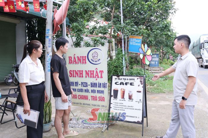 Cán bộ xã Muổi Nọi và Ban Quản lý bản Nam Tiến tuyên truyền, vận động người dân không lấn chiếm hành lang đường bộ.