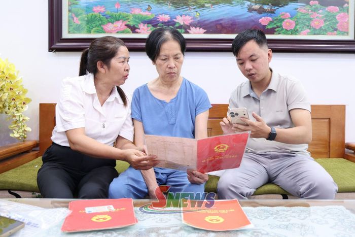 Cán bộ xã Muổi Nọi hỗ trợ người dân cập nhật dữ liệu đất đai tại nhà.