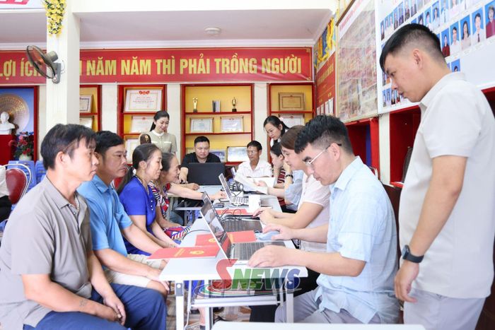 Người dân xã Muổi Nọi cập nhật dữ liệu đất đai lên hệ thống