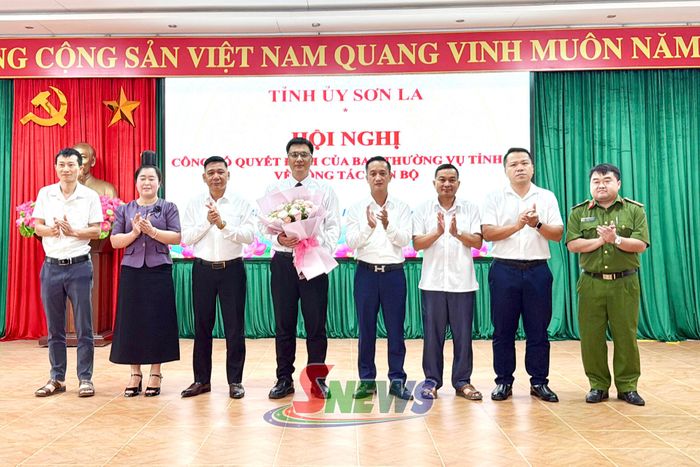 Ban Thường vụ Đảng ủy xã Bình Thuận tặng hoa chúc mừng đồng chí Đỗ Ngọc Quang.