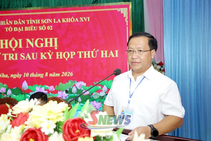 Lãnh đạo xã Xuân Nha báo cáo tại hội nghị.