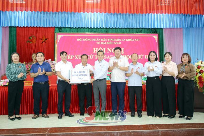 Đồng chí Chủ tịch UBND tỉnh và Tổ đại biểu số 2, HĐND tỉnh tặng quà cho xã Xuân Nha.