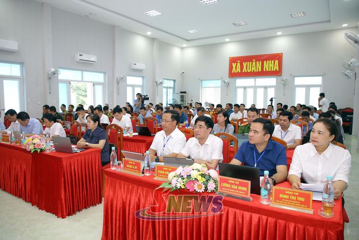 Các đại biểu dự hội nghị tiếp xúc cử tri.