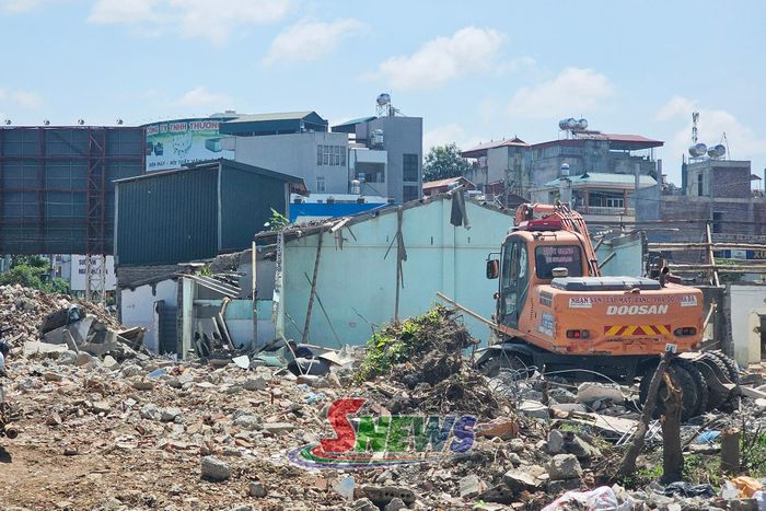 Các căn nhà trong diện giải phóng mặt bằng được người dân tháo dỡ.