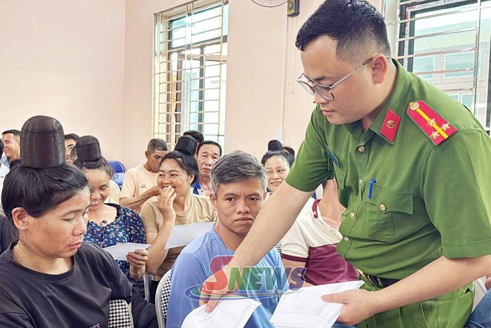 Công an xã Mường Lạn tuyên truyền và phát biếu tố giác tội phạm ma túy cho nhân dân bản Cống