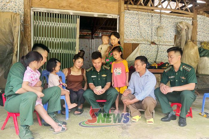 Cán bộ Đồn Biên phòng Mường Cai hướng dẫn tuyên truyền pháp luật cho nhân dân.
