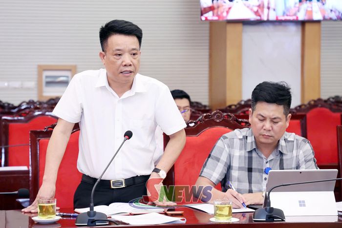 Đại diện chủ đầu tư các công trình phát biểu tại cuộc họp.