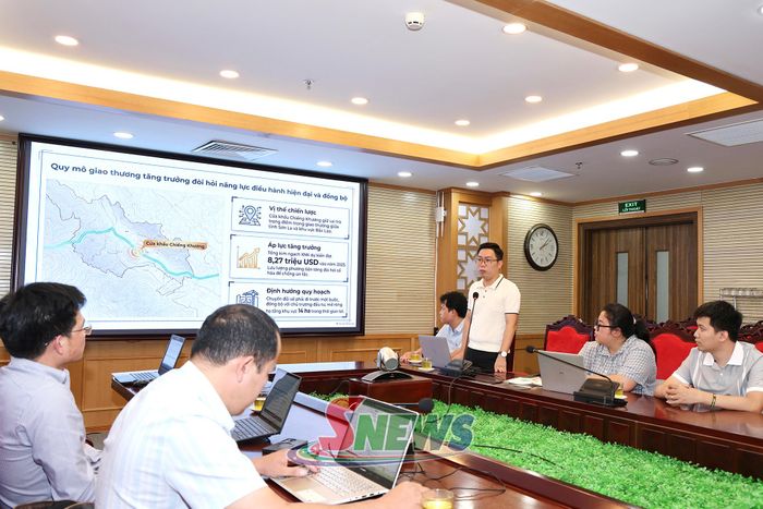 Đại diện đơn vị tư vấn trình bày mô tả giải pháp chuyển đổi số cửa khẩu chính Chiềng Khương