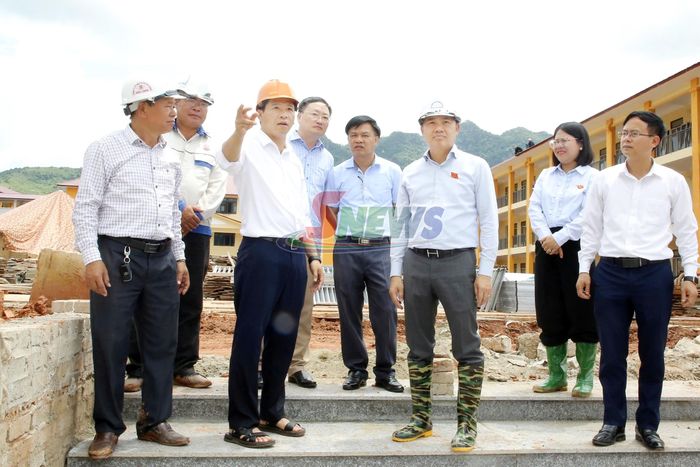 Đồng chí Chủ tịch UBND tỉnh và đoàn công tác kiểm tra tiến độ công trình Trường Phổ thông nội trú liên cấp Tiểu học – THCS Chiềng Sơn.