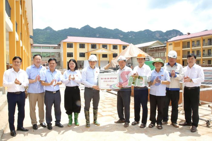 Đoàn công tác tặng quà đơn vị thi công Trường Phổ thông nội trú liên cấp Tiểu học – THCS Chiềng Sơn.