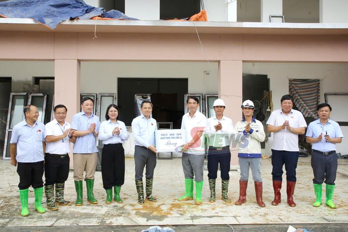 Đoàn công tác tặng quà đơn vị thi công Trường Phổ thông nội trú liên cấp Tiểu học – THCS Xuân Nha.