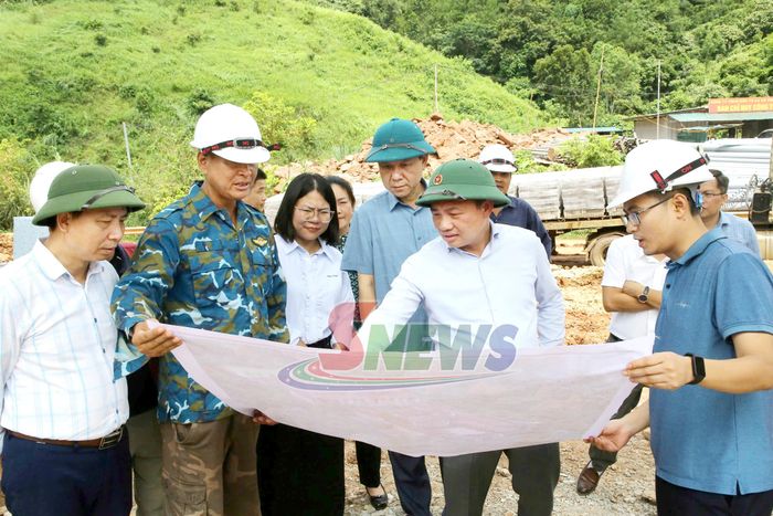 Đồng chí Chủ tịch UBND tỉnh và đoàn công tác kiểm tra tiến độ công trình Trường Phổ thông nội trú liên cấp Tiểu học – THCS Lóng Sập.