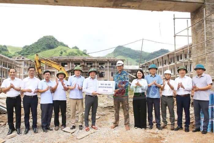 Đoàn công tác tặng quà đơn vị thi công Trường Phổ thông nội trú liên cấp Tiểu học – THCS Lóng Sập.