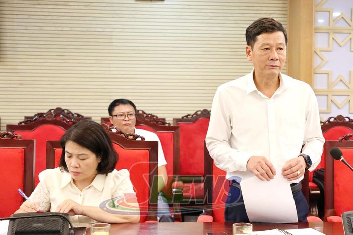Đồng chí Phó Giám đốc Sở Tài chính báo cáo tại cuộc làm việc.