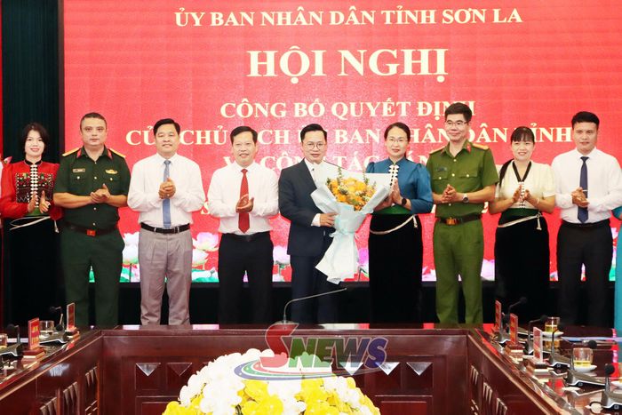 Lãnh đạo xã Quỳnh Nhai tặng hoa chúc mừng đồng chí Đinh Trung Dũng.