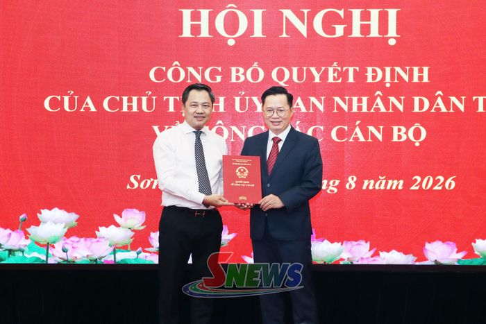 Đồng chí Nguyễn Đình Việt trao Quyết định cho đồng chí Đinh Trung Dũng.