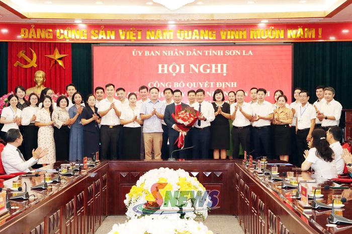 Tập thể lãnh đạo, cán bộ Sở Tài chính tặng hoa chúc mừng đồng chí Đinh Trung Dũng.