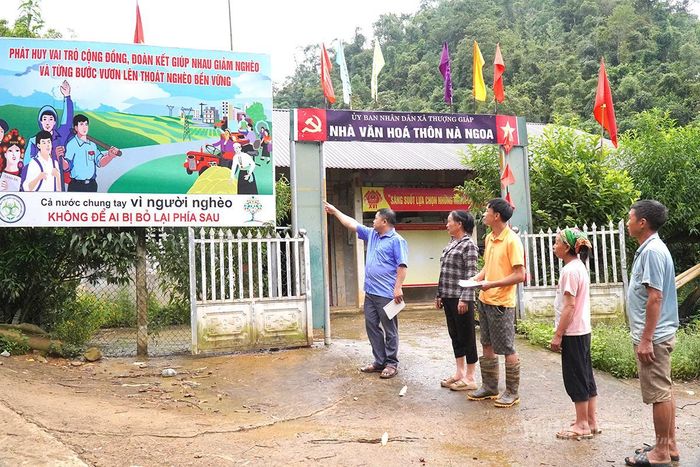 Người dân dễ dàng theo dõi nội dung tuyên truyền trên pa nô được lắp đặt tại địa điểm công cộng.