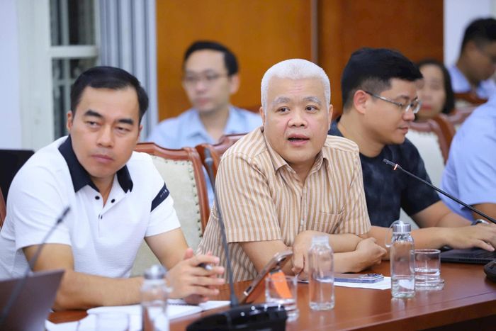 Ông Nguyễn Lâm Thanh (áo kẻ), đại diện Tiktok Việt Nam phát biểu. Ảnh: Việt Hùng