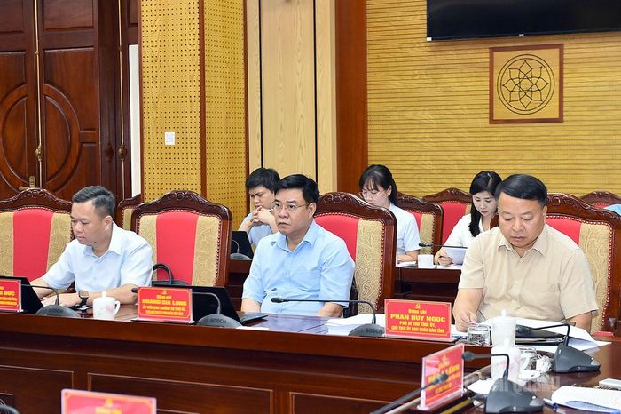 Đồng chí Phó Bí thư Tỉnh ủy, Chủ tịch UBND tỉnh và các đồng chí lãnh đạo UBND tỉnh dự họp.