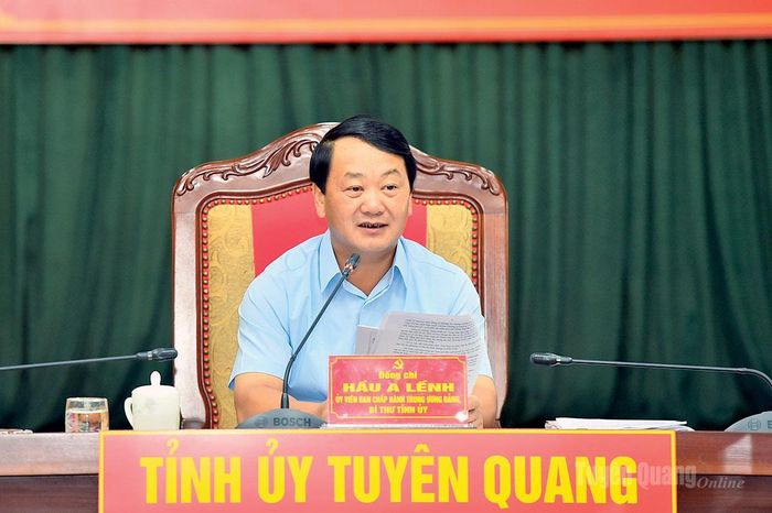 Đồng chí Bí thư Tỉnh ủy Hầu A Lềnh phát biểu chỉ đạo tại cuộc họp.