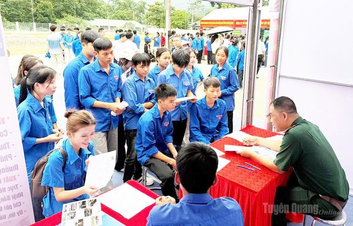 Đông đảo đoàn viên, thanh niên xã Thanh Thủy tham gia Hội chợ việc làm.