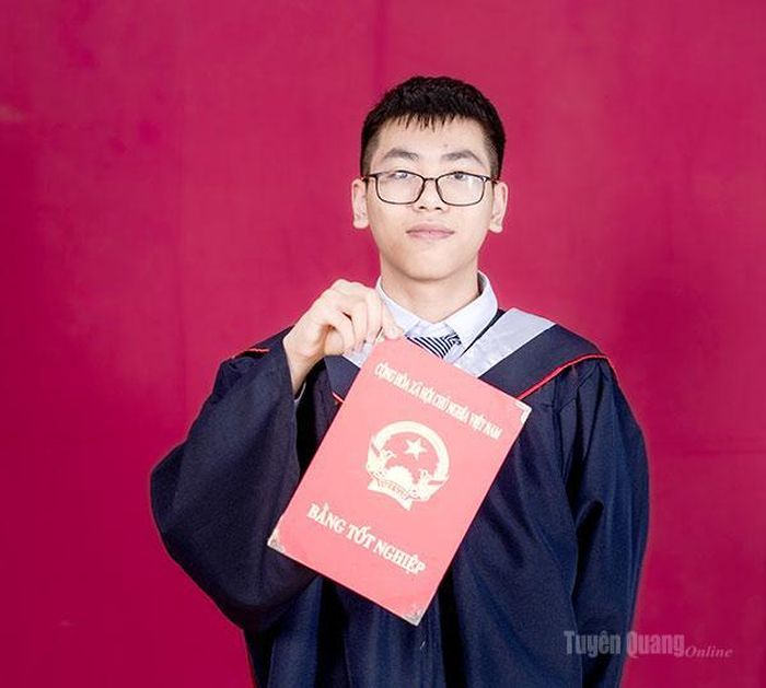 Em Trần Đức Hiếu, học sinh lớp 12 Chuyên Toán, Trường THPT Chuyên Hà Giang.