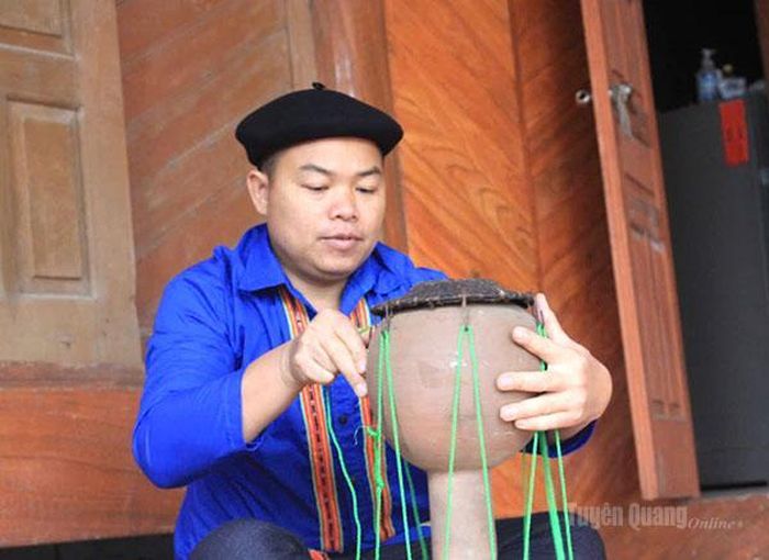 Anh Sầm Văn Đạo, thôn Mãn Hóa, xã Phú Lương chế tác trống sành.