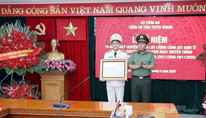 Thừa uỷ quyền của Chủ tịch nước, Thiếu tướng Nguyễn Đức Thuận, Giám đốc Công an tỉnh trao Huân chương Chiến công hạng Ba cho 1 cá nhân.