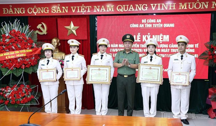 Thiếu tướng Nguyễn Đức Thuận, Giám đốc Công an tỉnh trao Bằng khen của Chủ tịch UBND tỉnh và Giấy khen cho các tập thể, cá nhân.